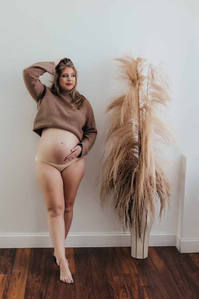 Pregnancy photo cozy boho vibe. Metro detroit newborn photographer