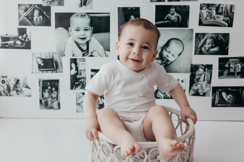baby's first year milestone first birthday session. Michigan baby photographer